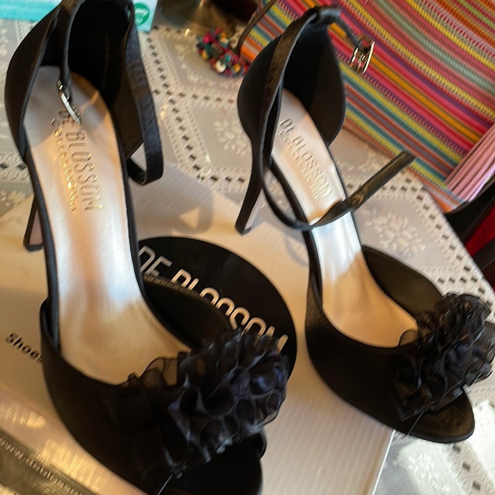 Black de Blossom collection pumps!